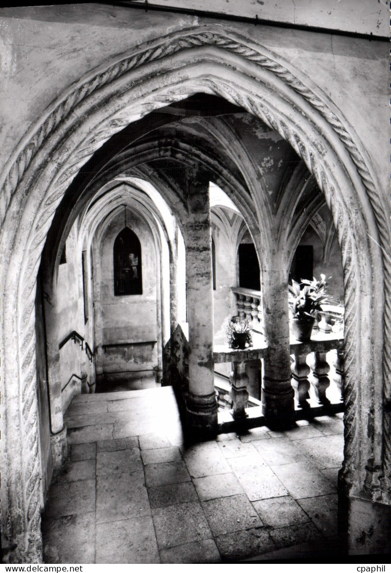 CPM Pezenas Escalier de l'Hotel Locoste