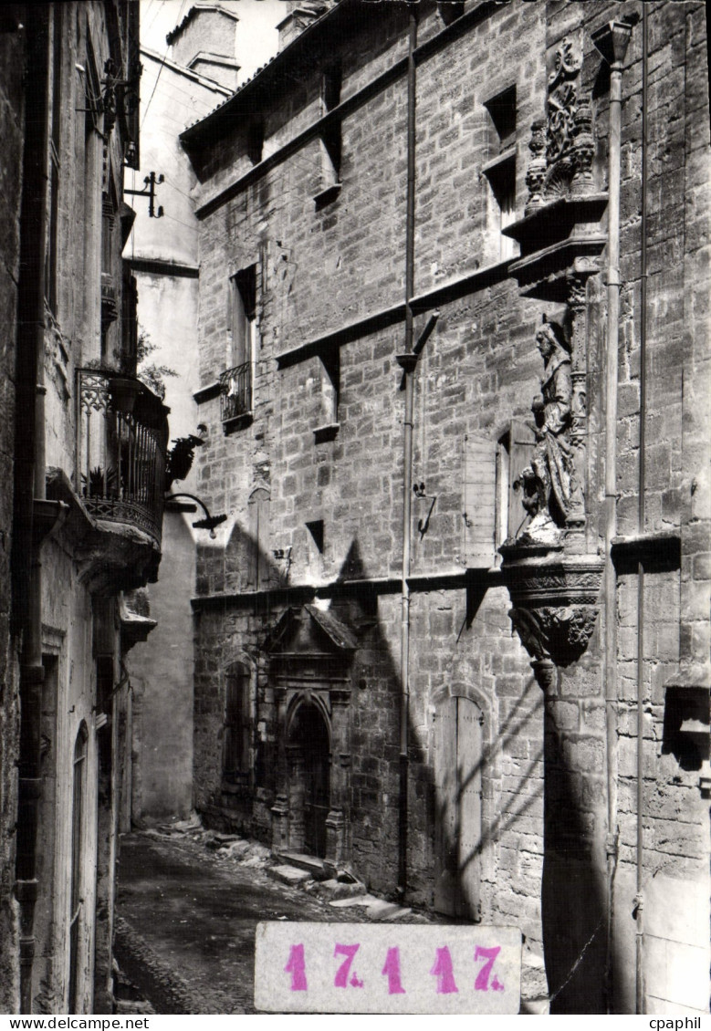 CPM Pezenas Une Vieille rue