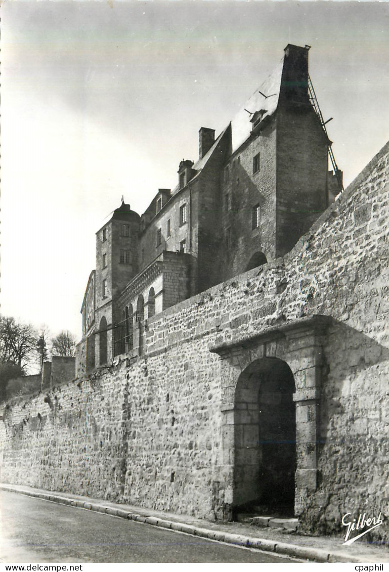 CPM Pons (Chte Mme) les Remparts du Chateau