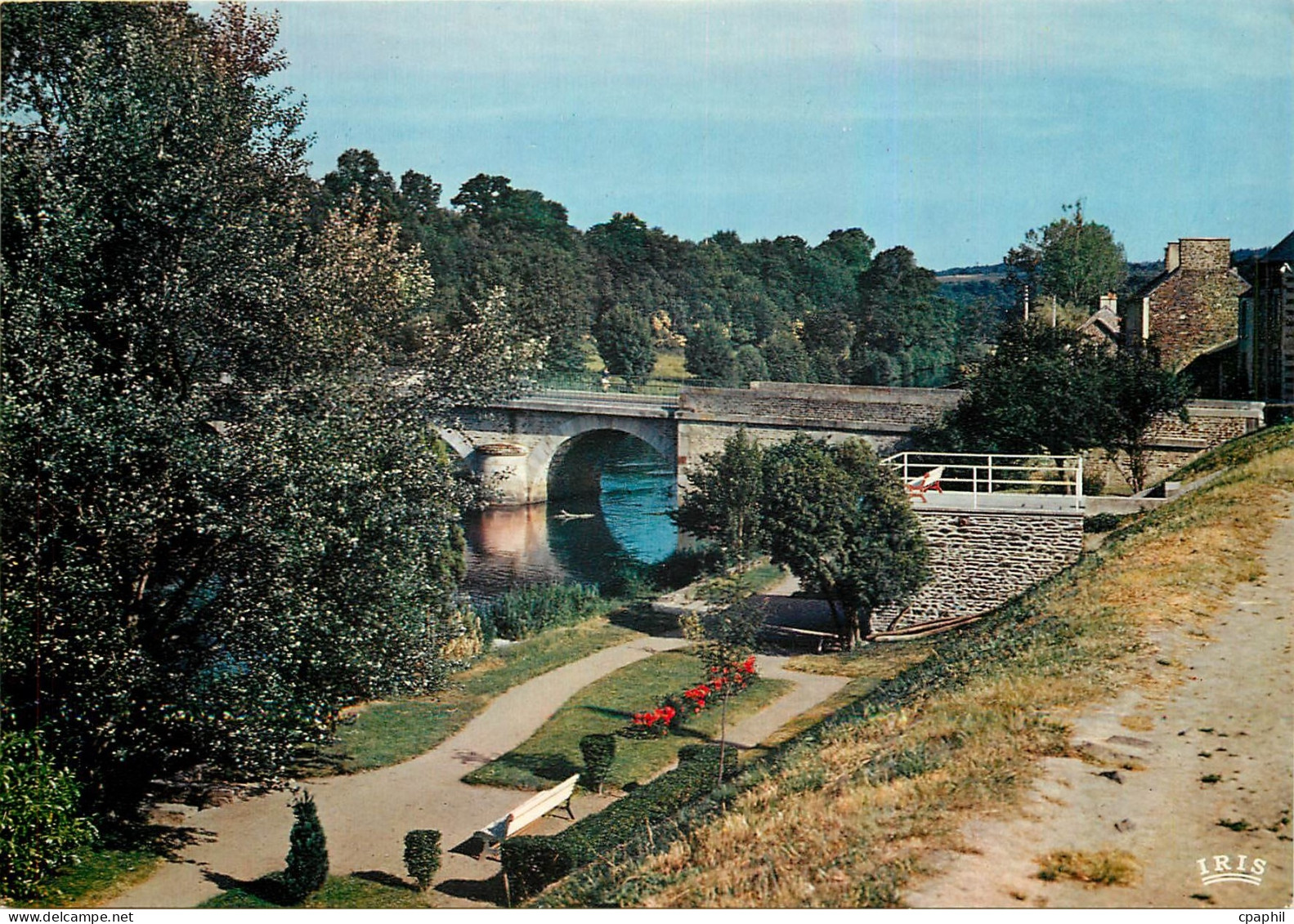 CPM Pont d'Ouilly Le Jardin Public et l'Orne
