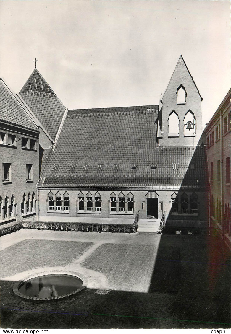 CPM Prieure Sainte Bathilde Vanves (Seine La cour du cloitre