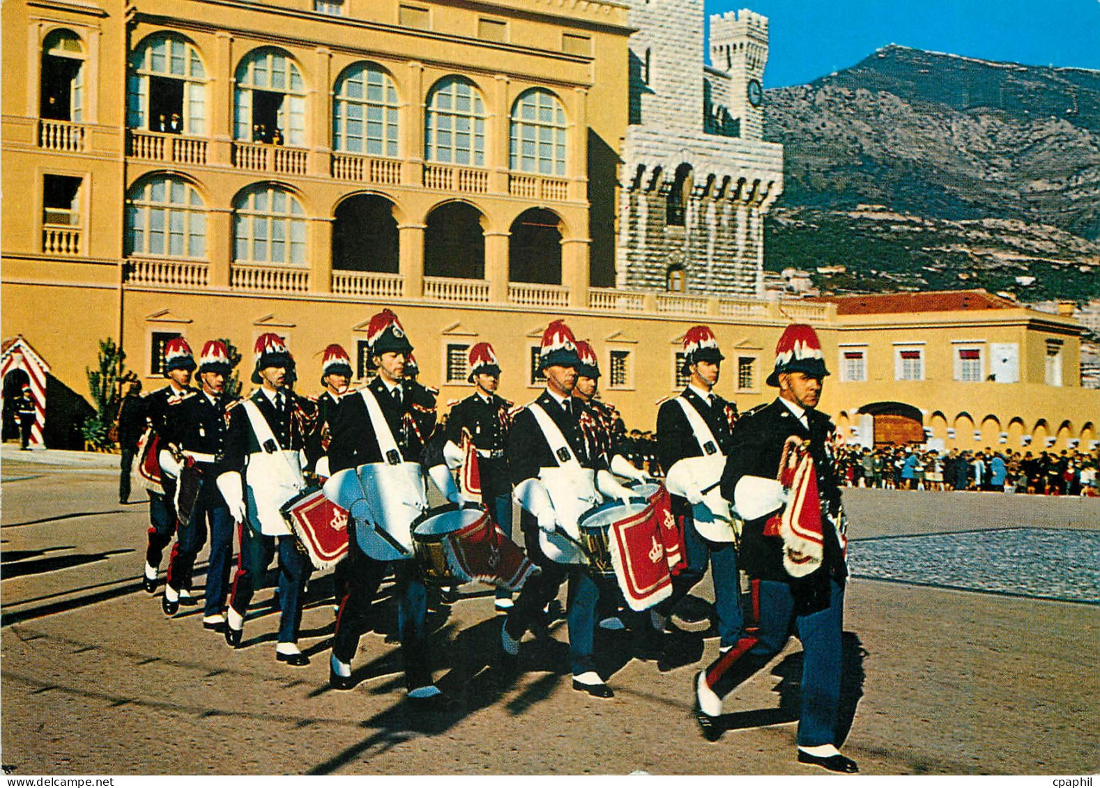 CPM PRINCIPAUTE DE MONACO Clairons et Tambours défilant devant Ie Palais Princier Militaria