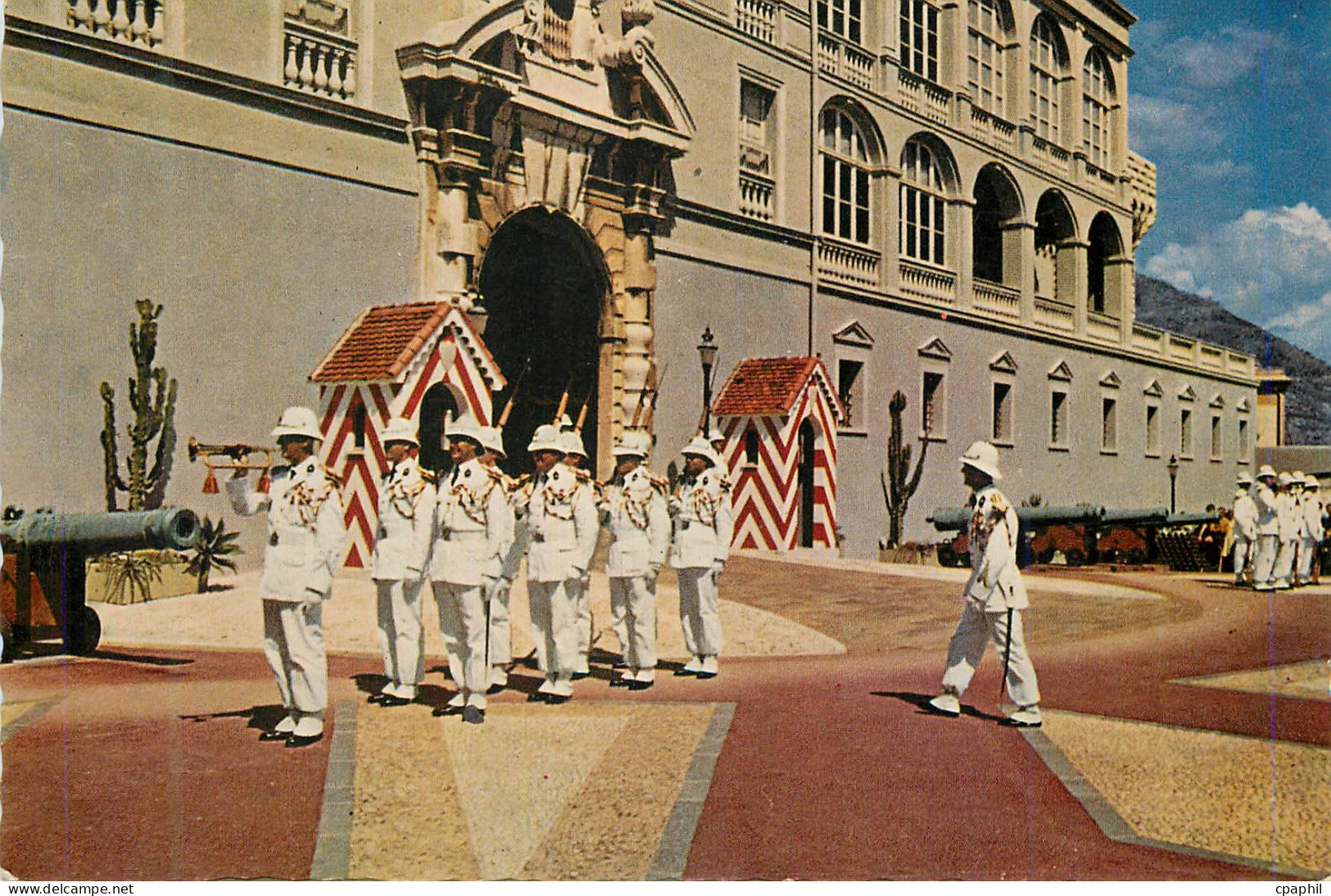 CPM Principaute de Monaco La Releve de la Garde devant le Palais Princier Militaria
