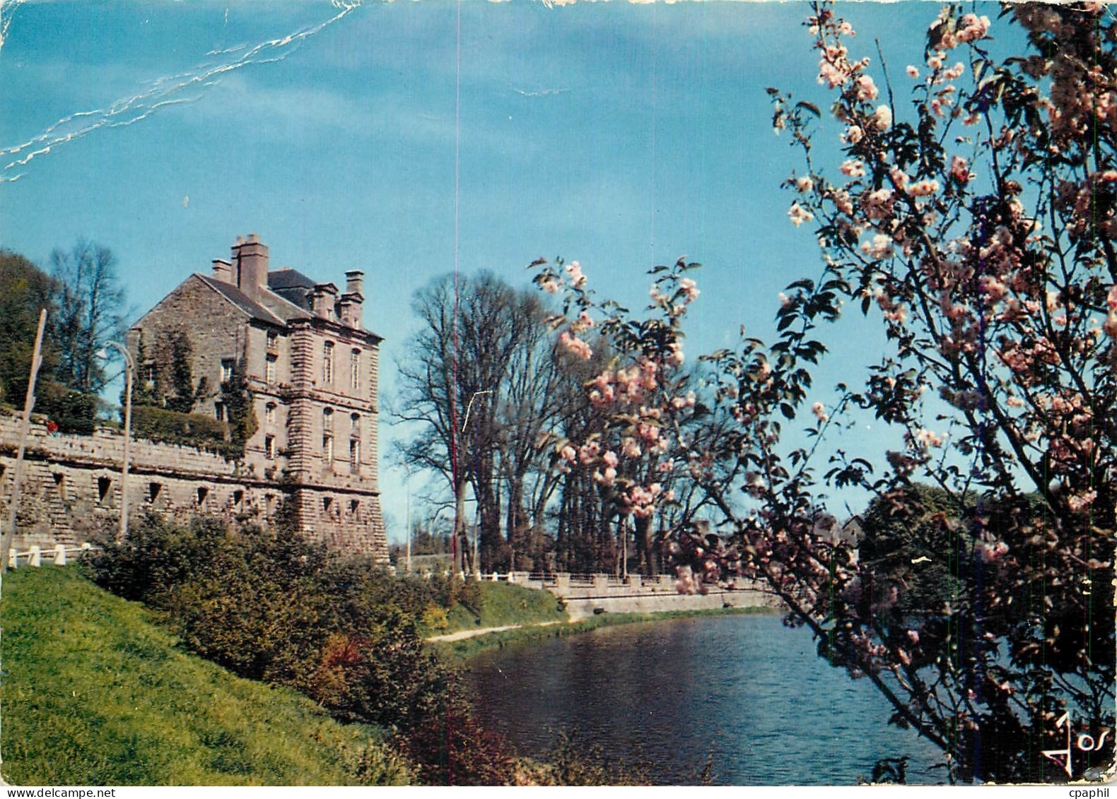 CPM Quintin (C du N) Le printemps en Bretagne le chateau et l'etang
