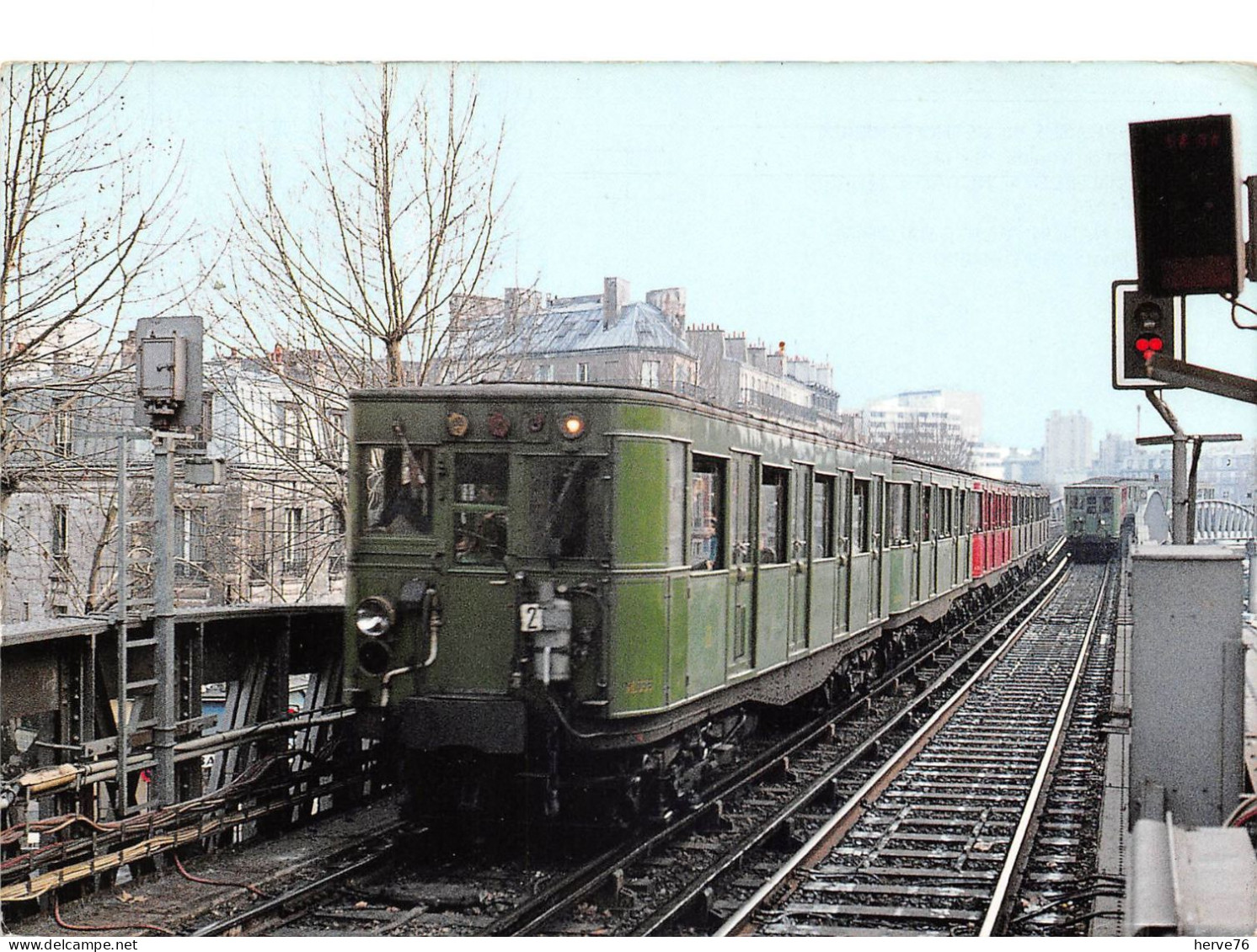 CPM - Rames SPRAGUE du METRO PARISIEN - croisement de 2 rames entre les stations Stalingrad et Jaurès en février 1976