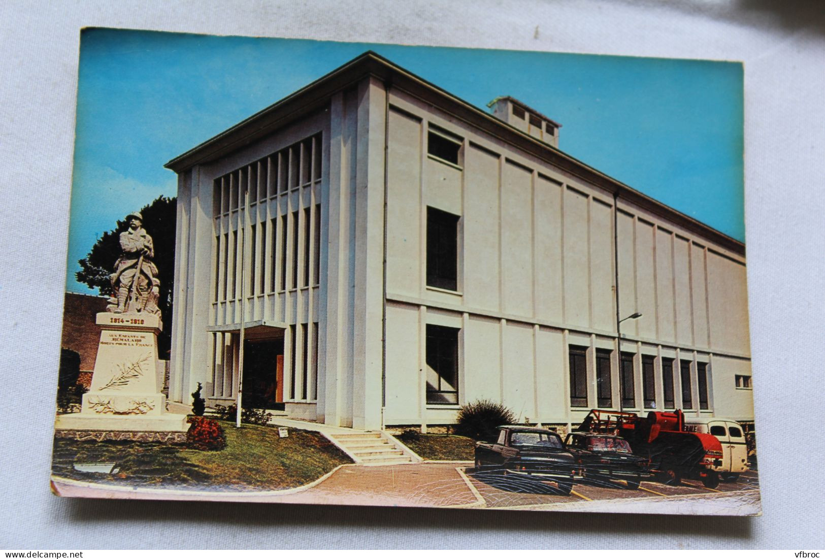 Cpm, Remalard, salle des fêtes et le monument aux morts, Orne 61