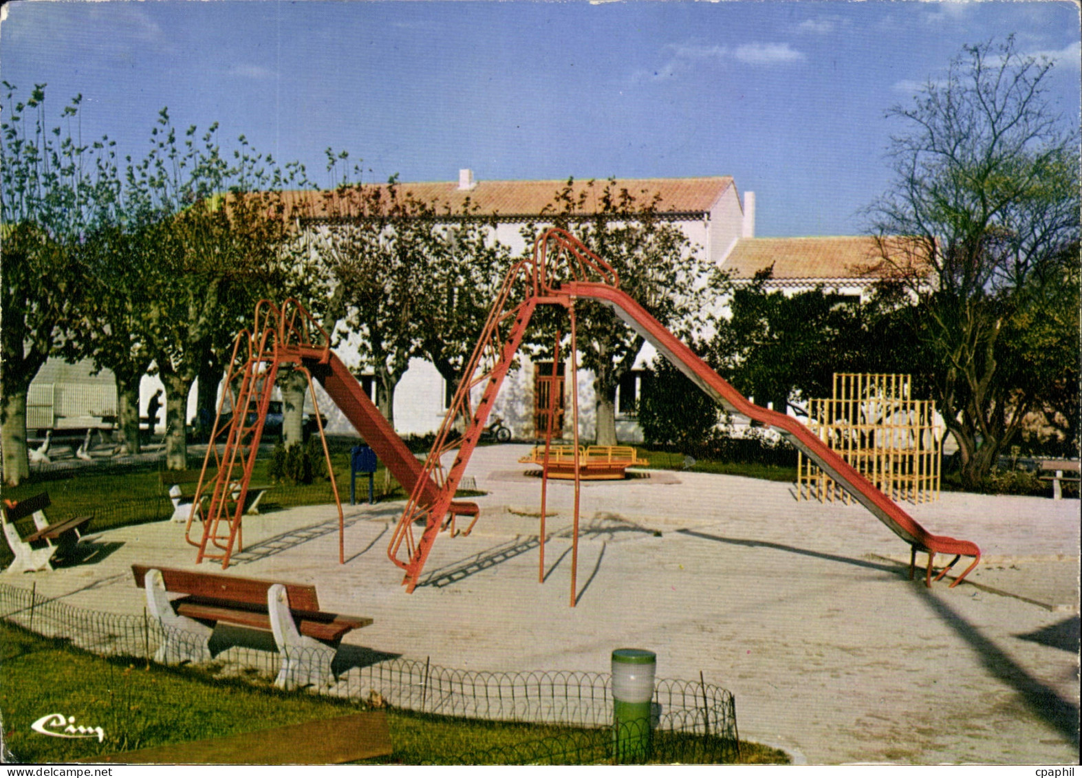 CPM Remoulins Gard la mairie les Jardins et les jeux d'enfants
