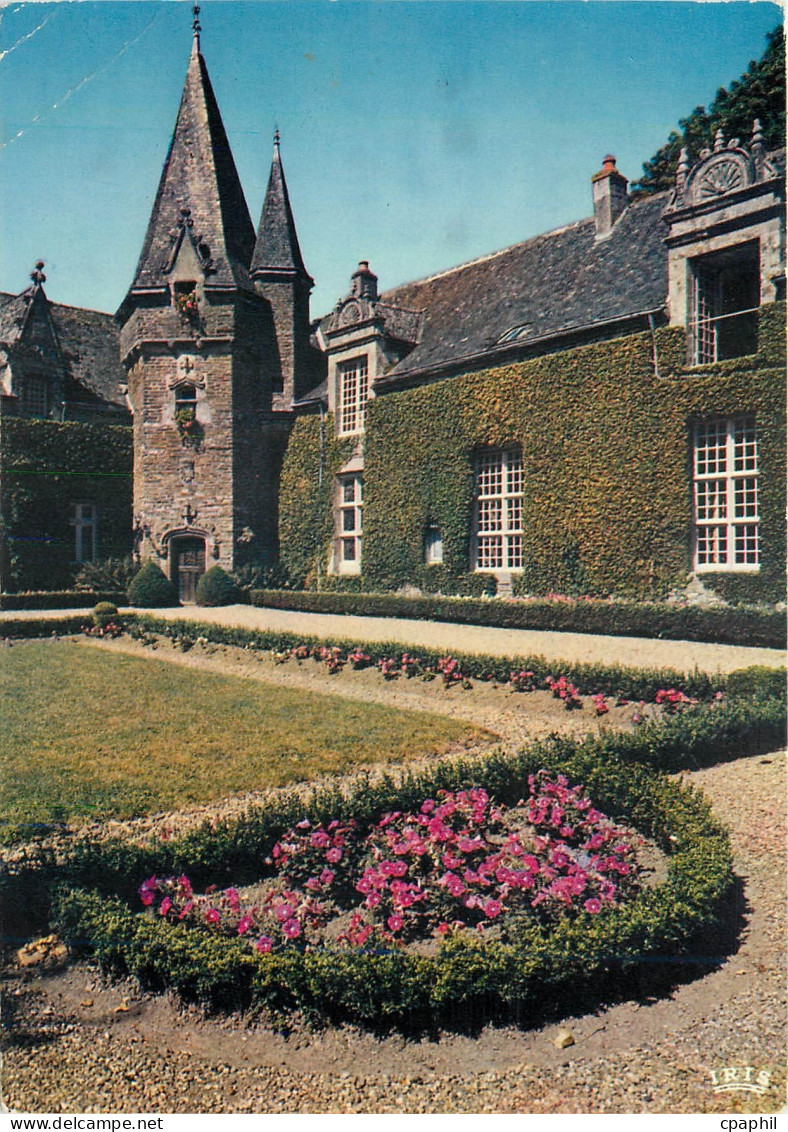 CPM Rochefort en terre  Parterre fleuri dans la cour d'honneur du chateau