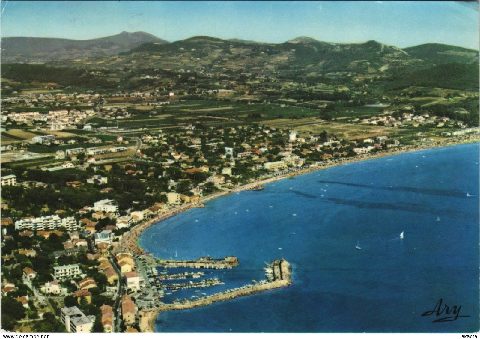 CPM SAINT-CYR-sur-MER LES LECQUES - Le Port des Lecques et la Plage (1113616)