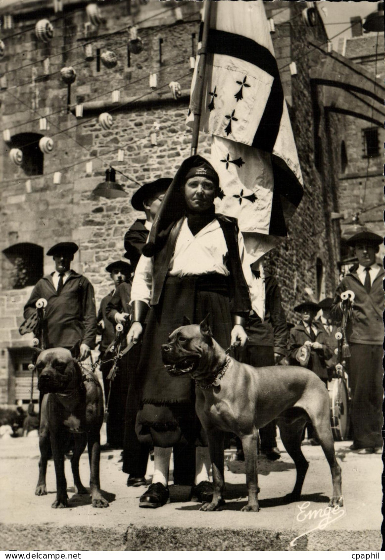 CPM Saint Malo Groupe folklorique Quic en GRoigne Les dogues de Saint Malo Chiens