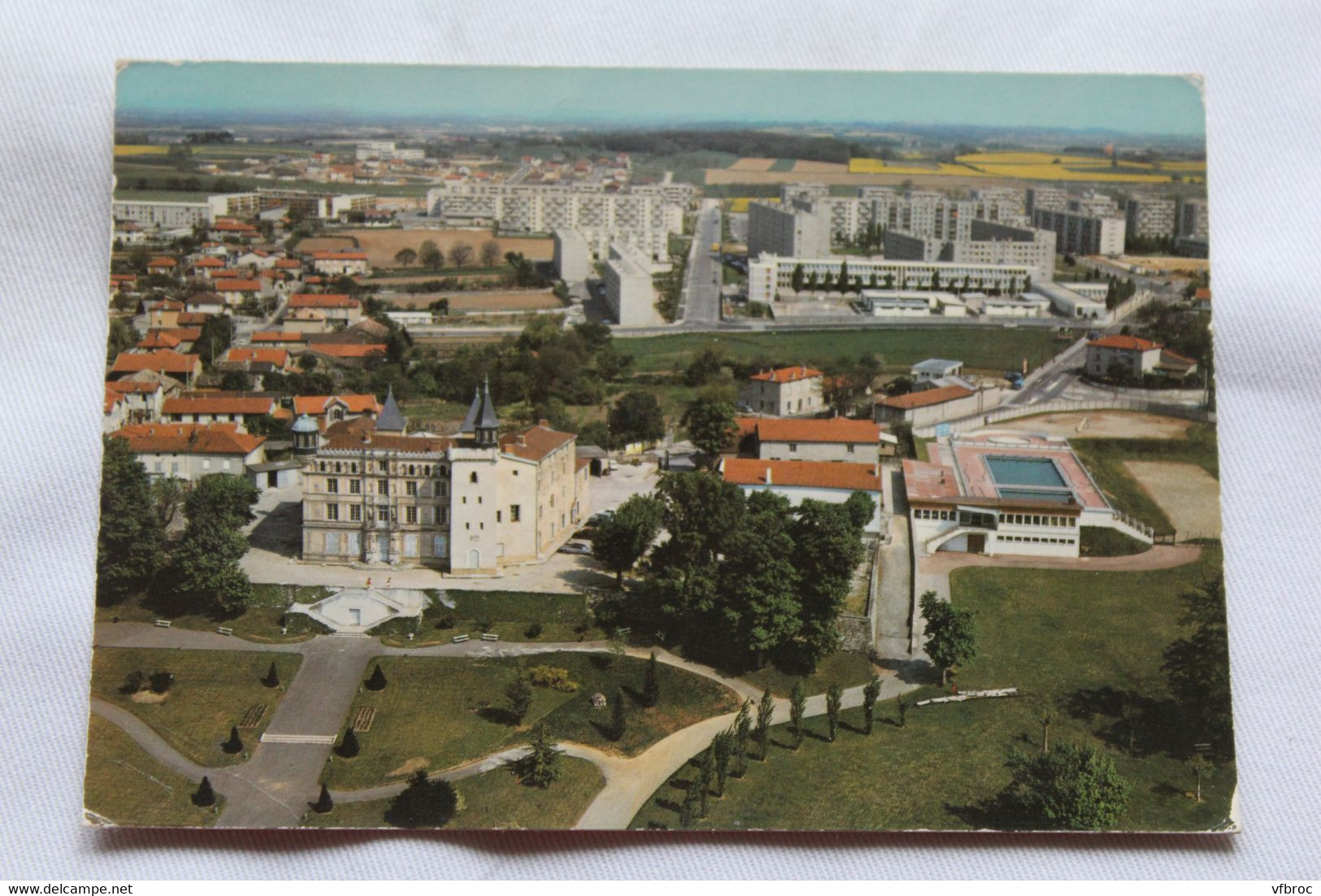 Cpm, Saint Priest, le château et la piscine, Rhône 69