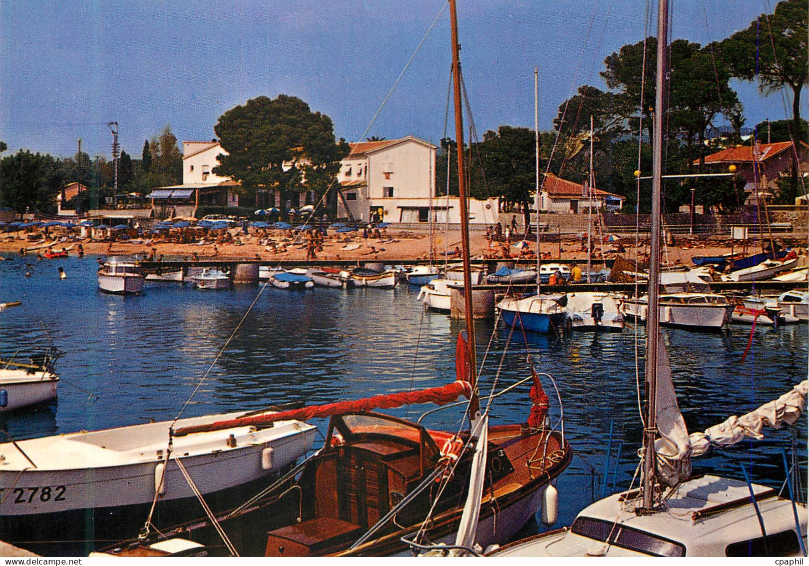 CPM Saint Raphael Un coin du Port du Boulouris Bateaux
