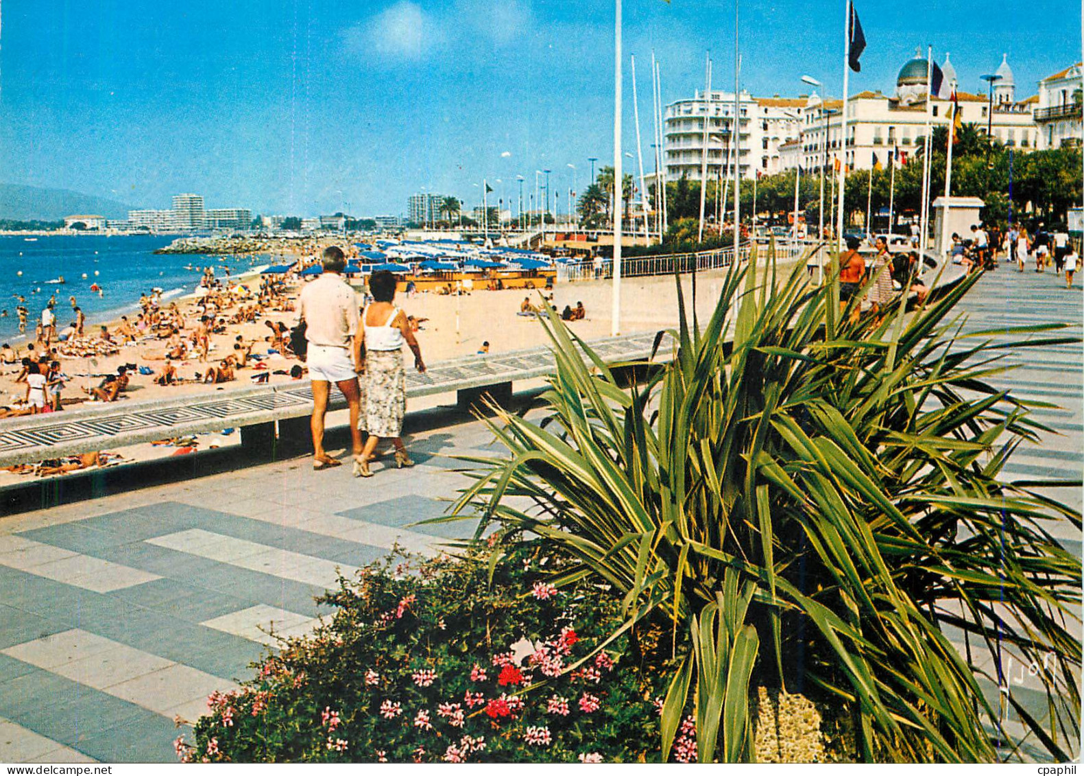 CPM Saint Raphael Var Les Plages et l Eglise Au fond frejus plage