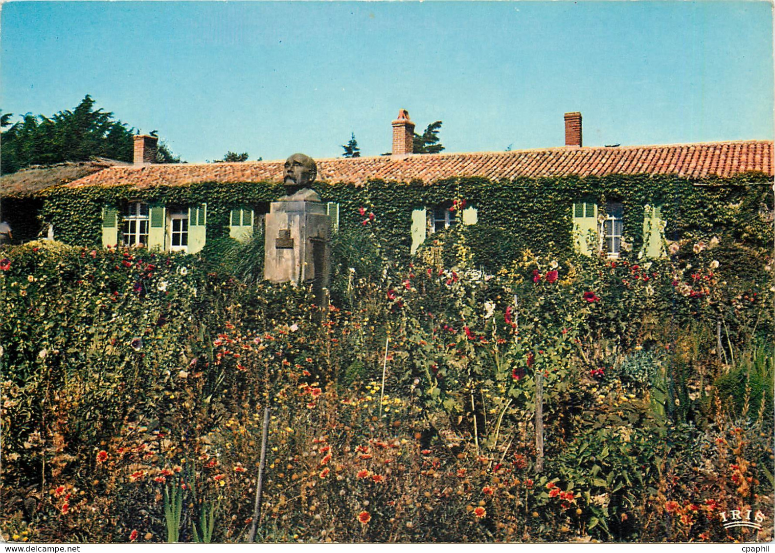 CPM Saint Vincent sur Jard Maison et buste de Clemenceau