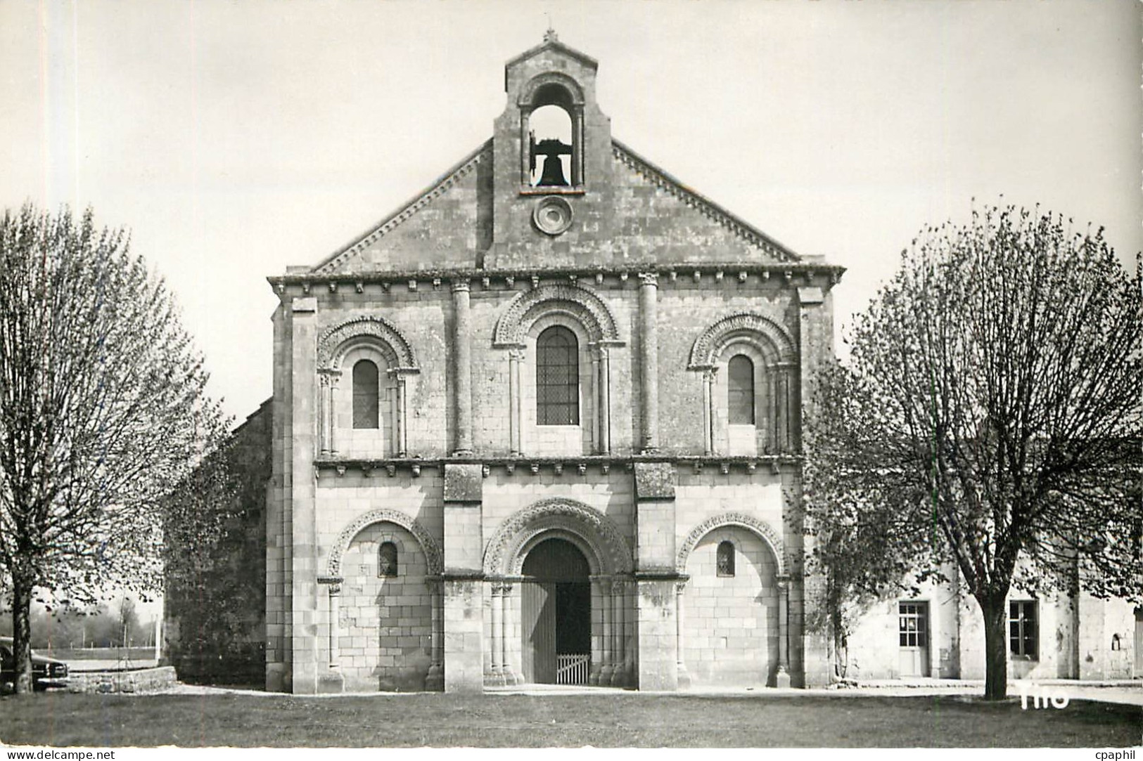 CPM Sainte Gemme Facade de l'Eglise Romane construite au XII