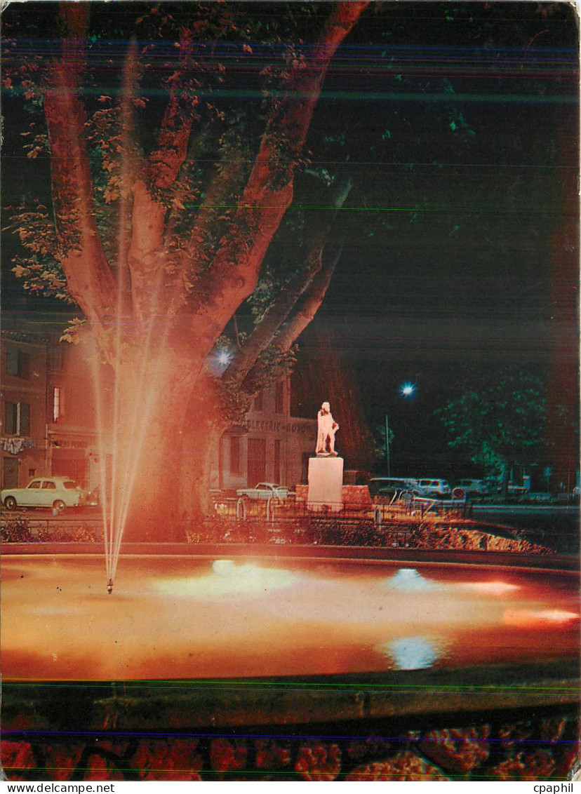 CPM Salon de Provence (B du R)et ses illuminations au fond la statue de Nostradamus