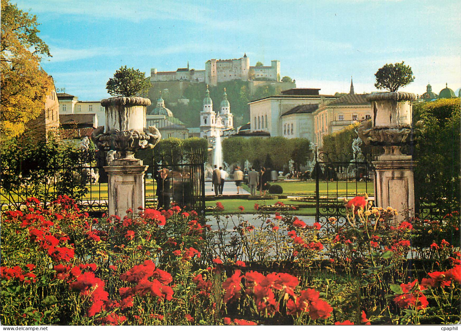 CPM Salzbourg Jardin de Mirabell vers la Cathedrale et Forteresse Hohensalzburg