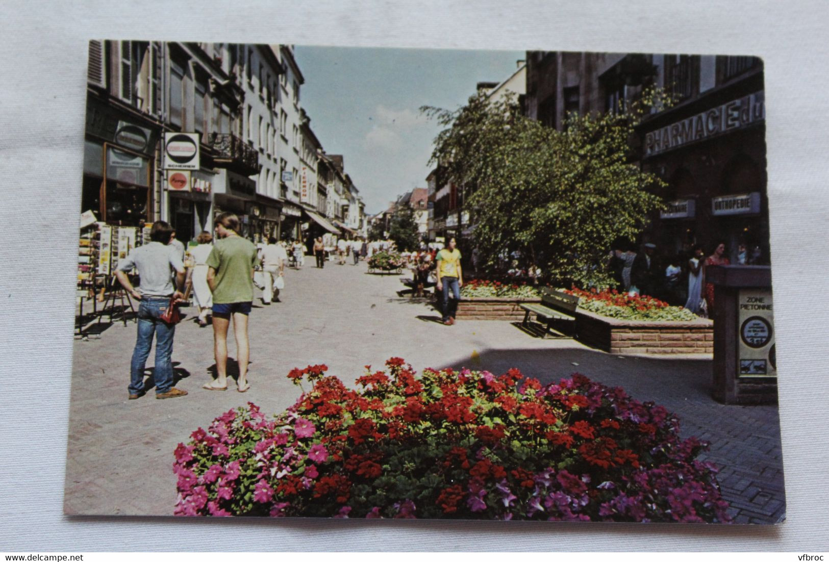 Cpm, Sarreguemines, la rue piétonne, Moselle 57