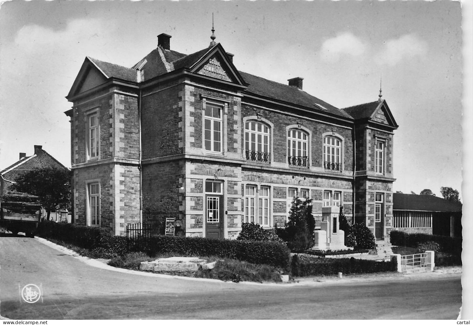 CPM - SENY en CONDROZ - Maison Communale - Ecole - Monument des Combattants.