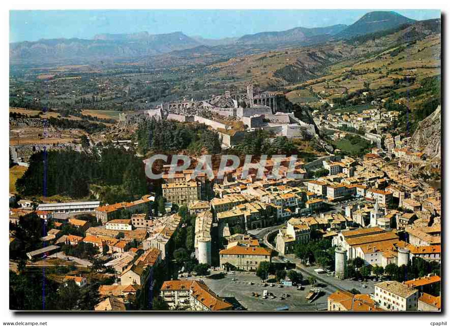 CPM Sisteron Alpes de Haute Provence La ville dominee par la Citadelle
