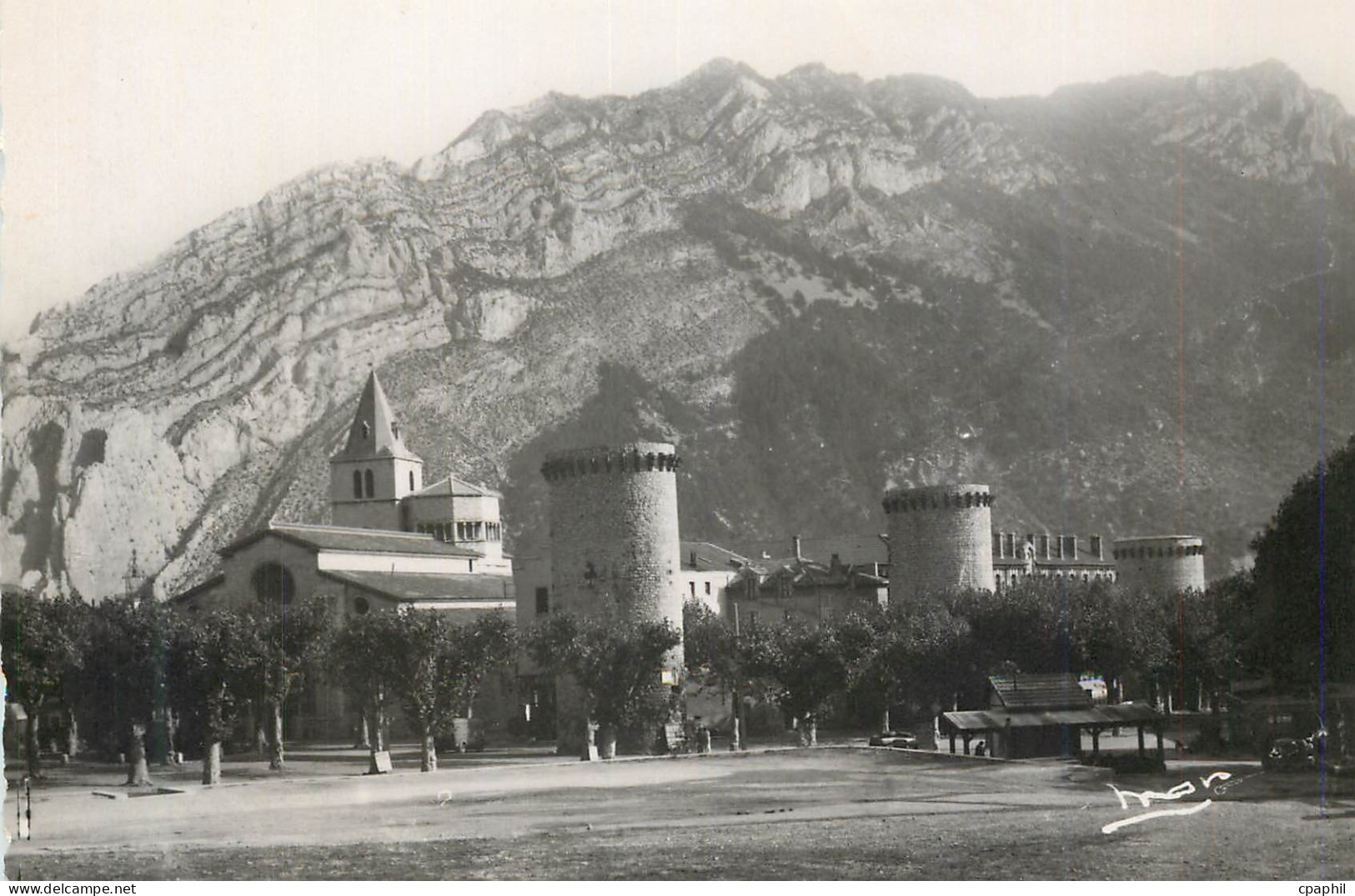 CPM Sisteron BA Les Tours et la Cathedrale