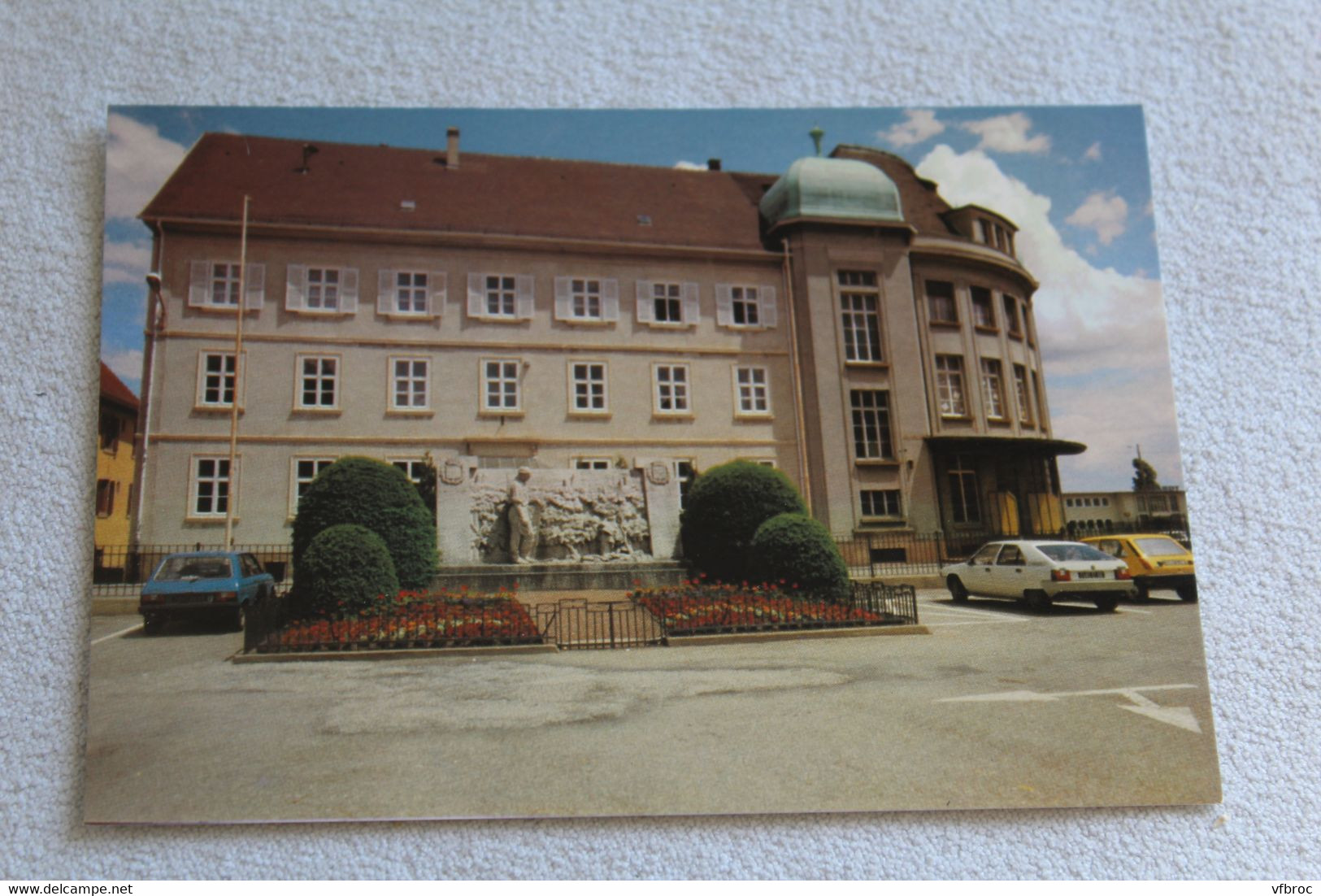 Cpm, Soultz, l'école primaire et le monument aux morts, Alsace, haut Rhin 68