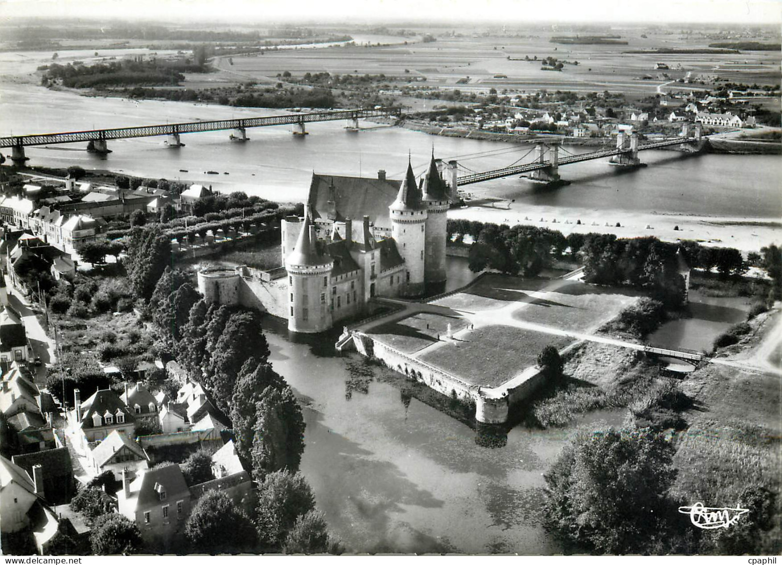 CPM Sully sur Loire Loiret Le Chateau et la Loire
