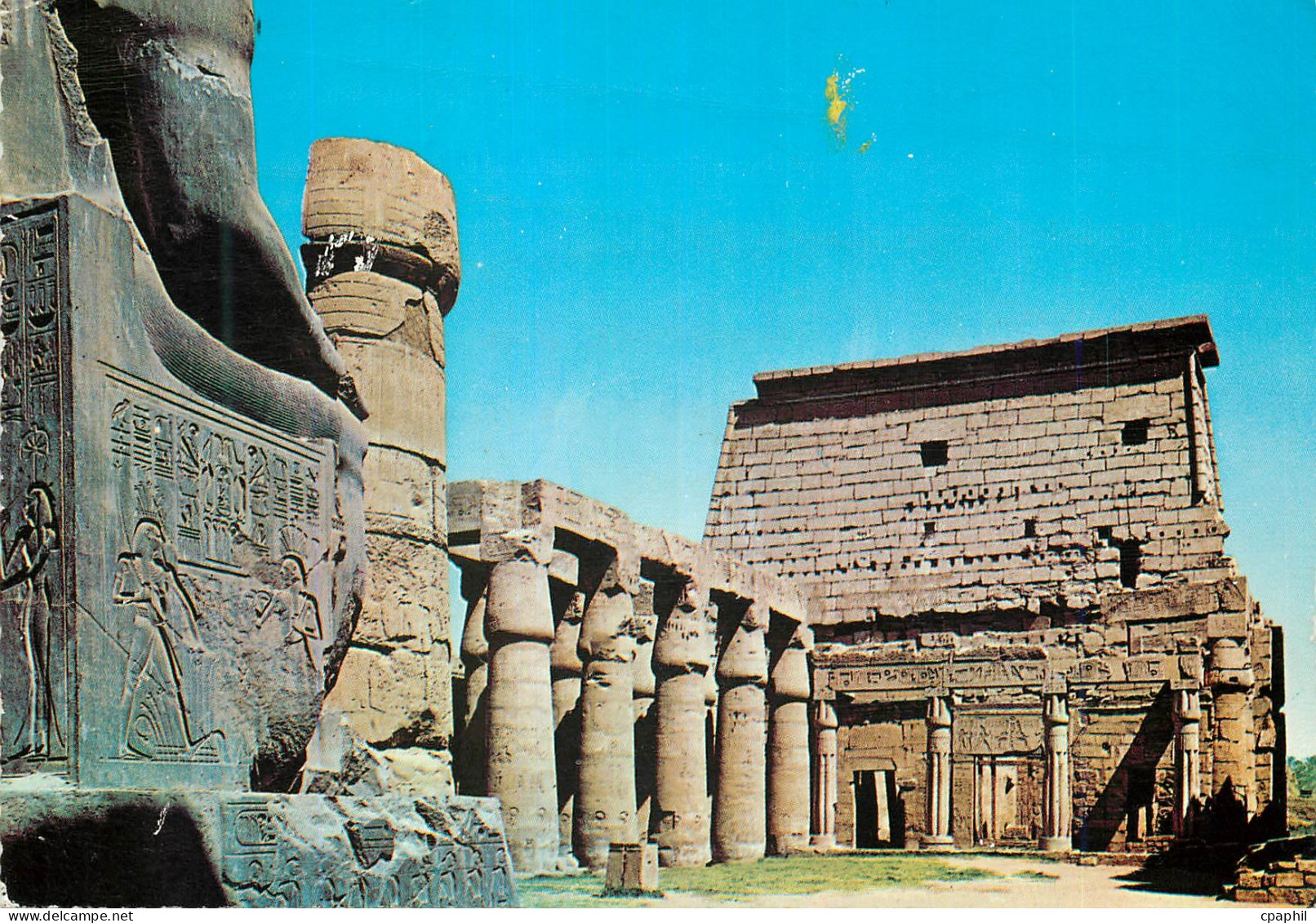 CPM Temple de Louxor Cour de devant du temple de Ramses ii