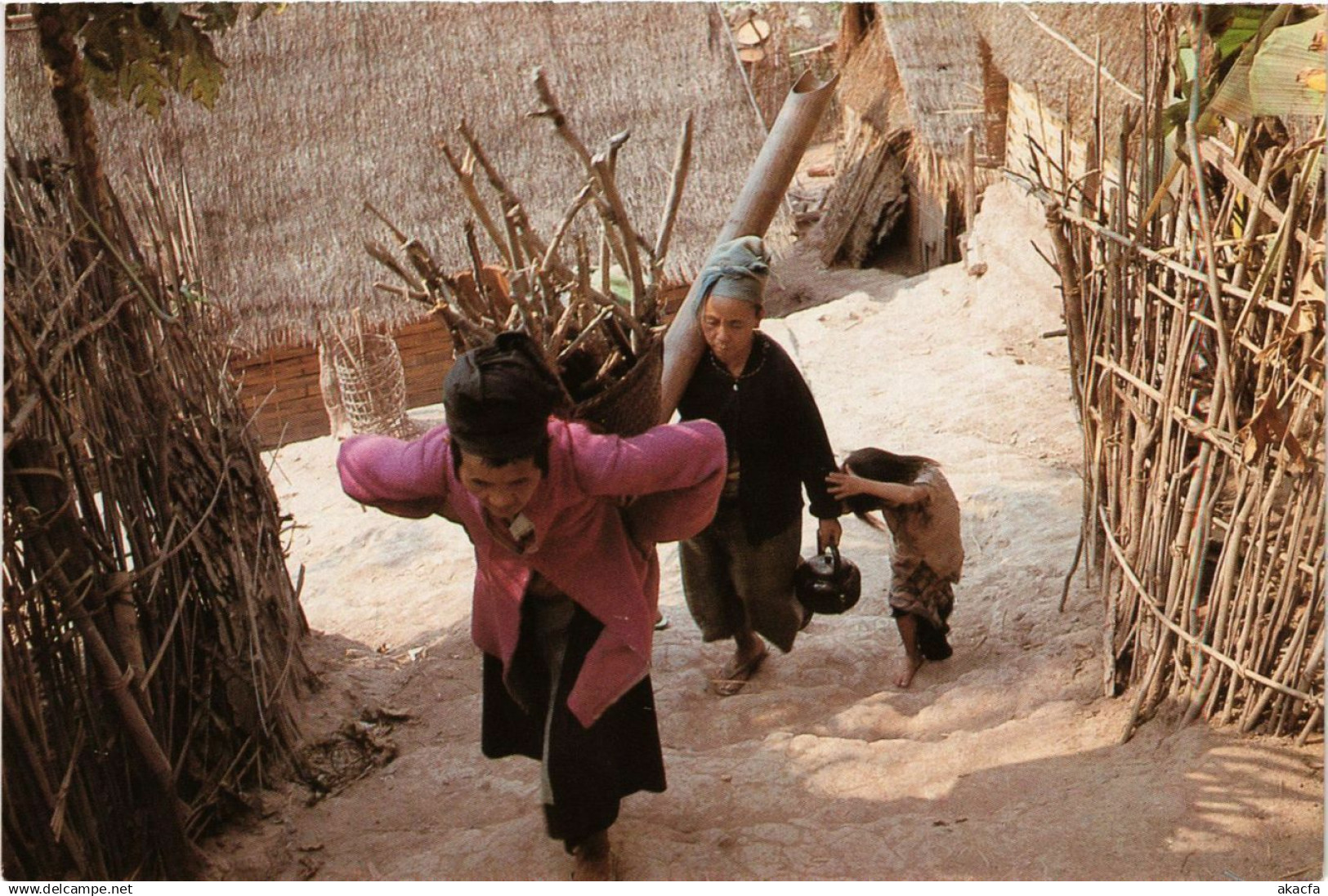 CPM THAILAND Hout sprokkelen en water halen (345302)