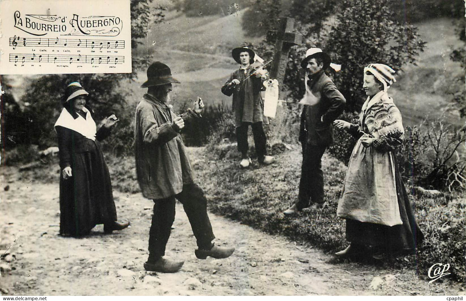 CPM Types d'Auvergne La Bourree Folklore