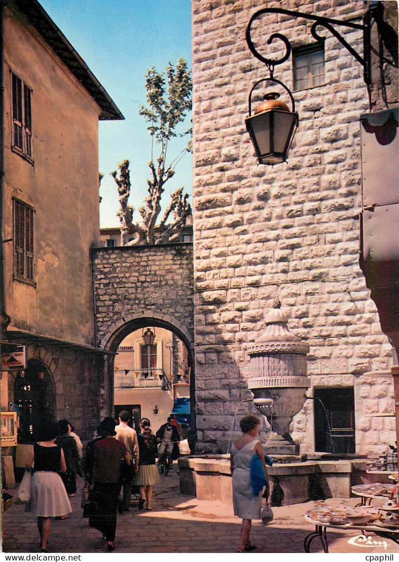 CPM Vence Alp Mar Un coin pittoresque de Vence La fontaine de la place Peyra