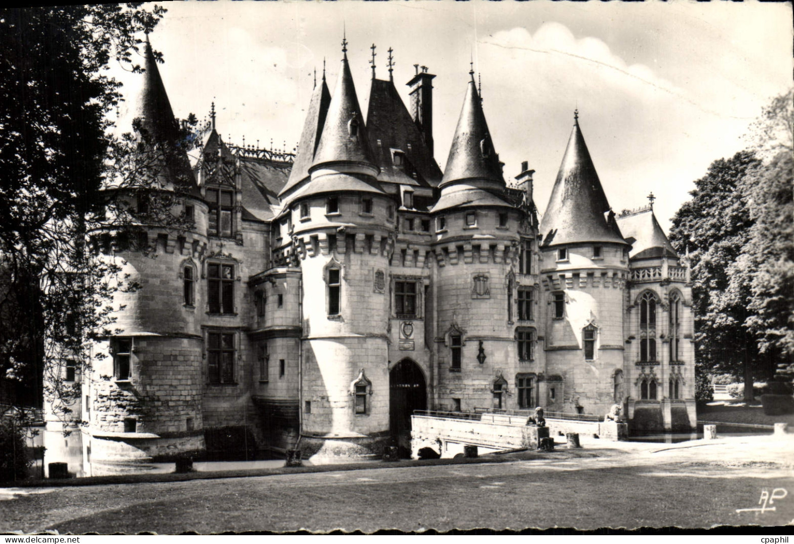 CPM Vigny Le Chateau Entree Facade Nord