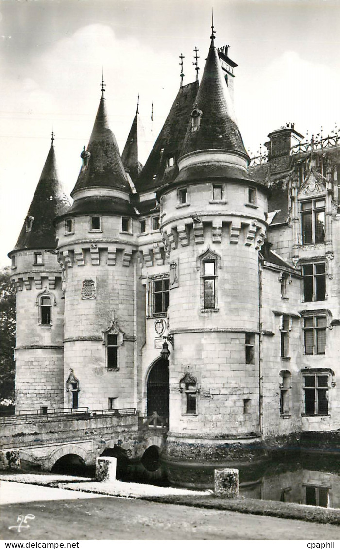 CPM Vigny S et O Le chateau Entree principale