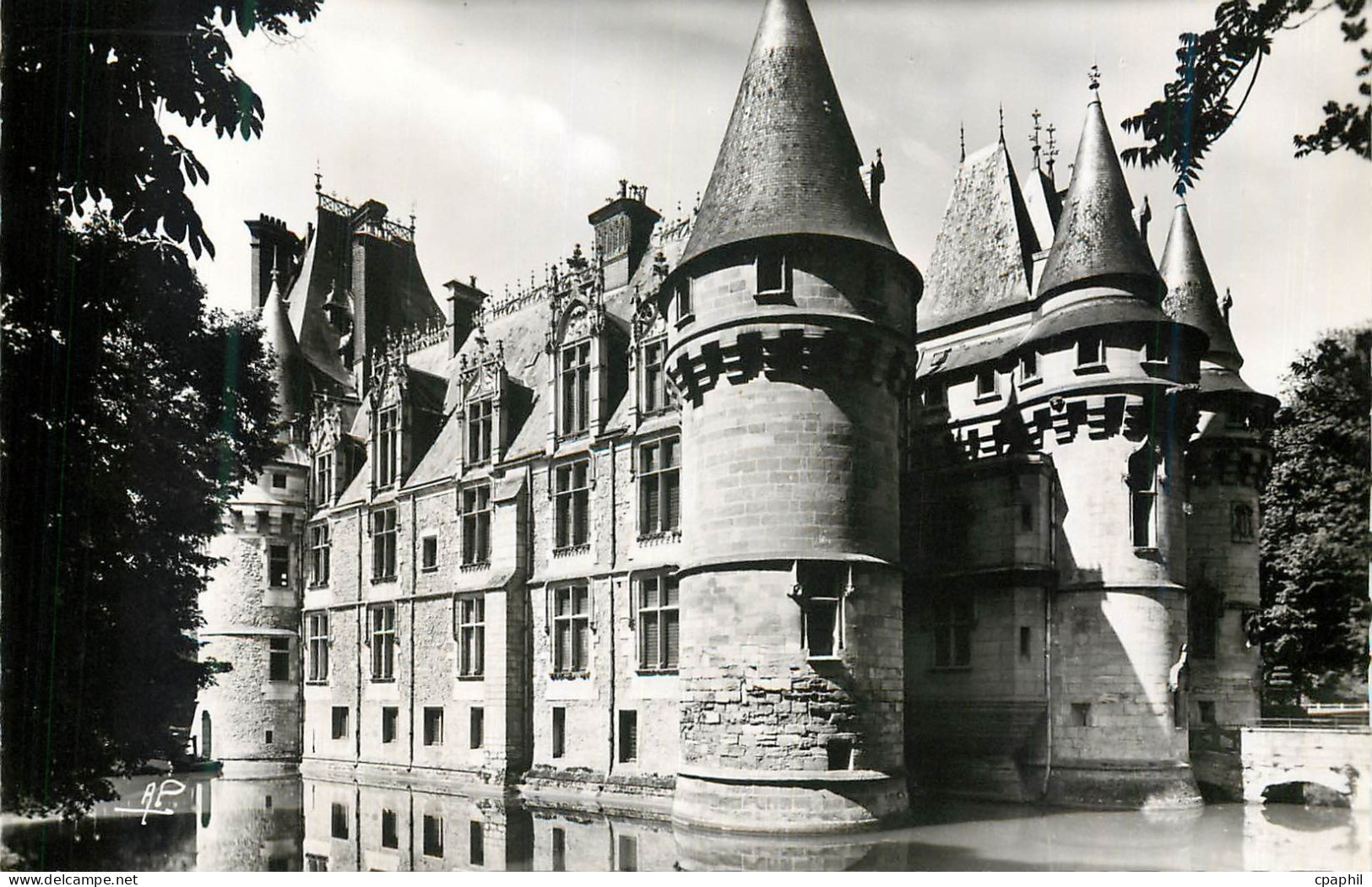 CPM Vigny S et O Le Chateau Facade Est
