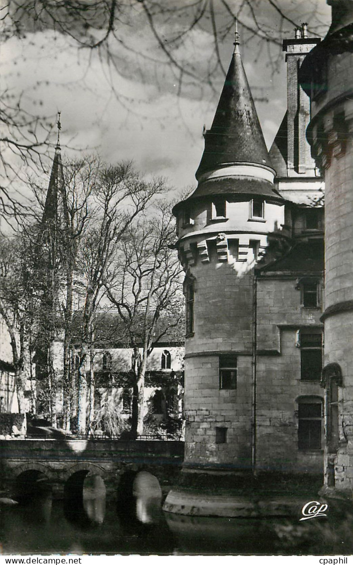 CPM Vigny Tour du Chateau cote Chapelle et l Eglise