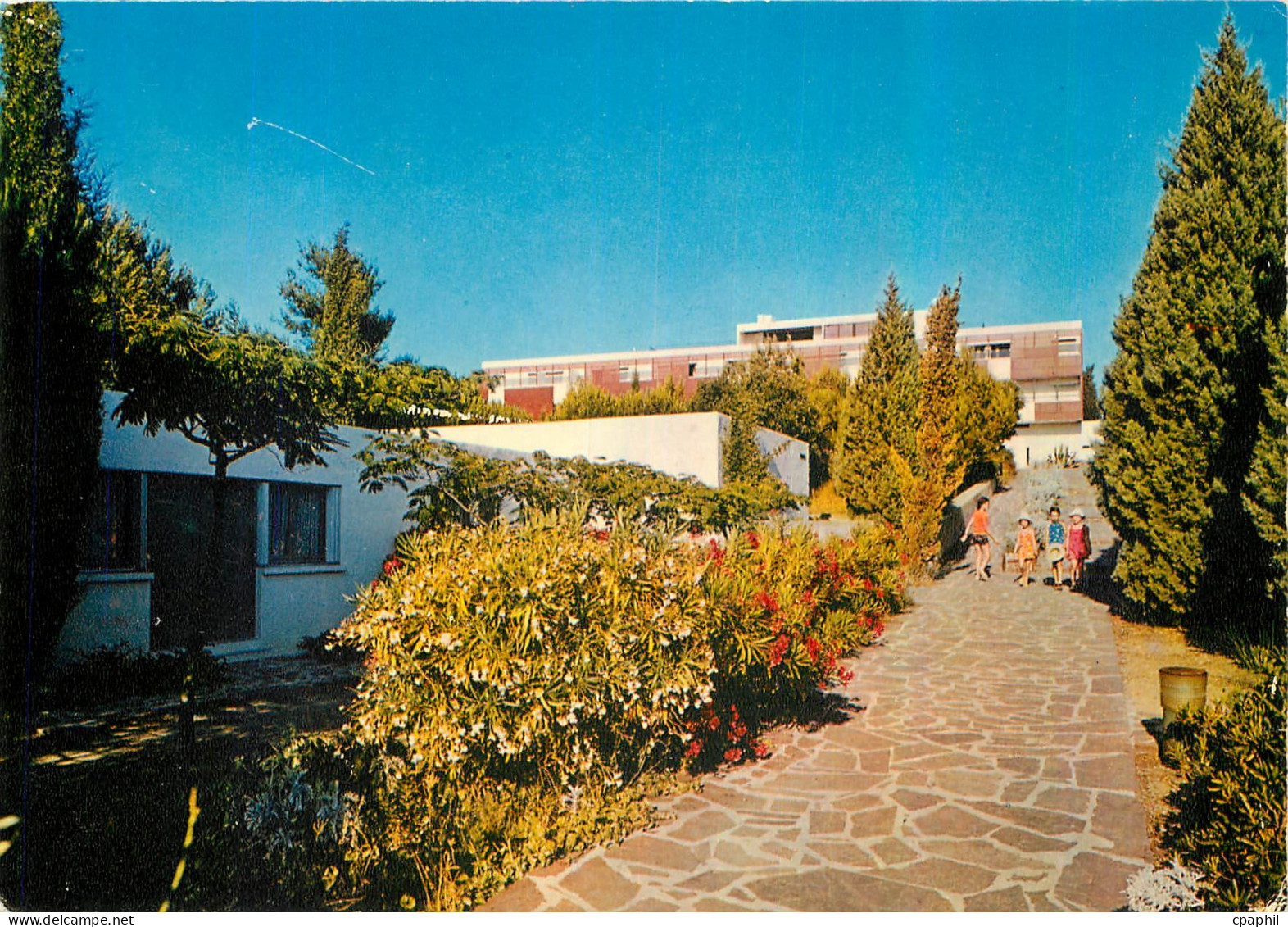 CPM Village de Vacances Familles Le pavillon central vu du parc Le Pradet