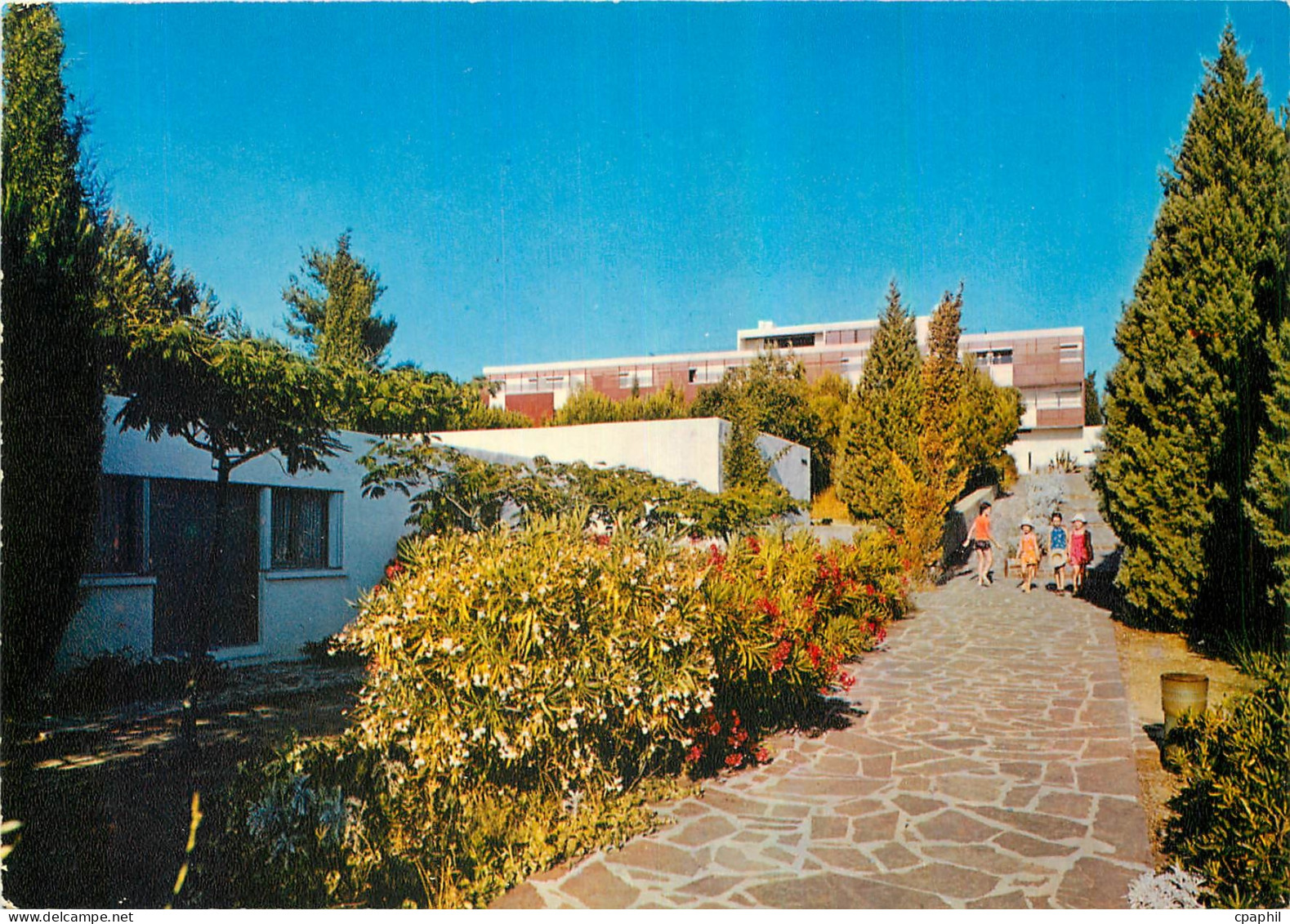 CPM Village de Vacances Familles Le pavillon central vu du parc Le Pradet