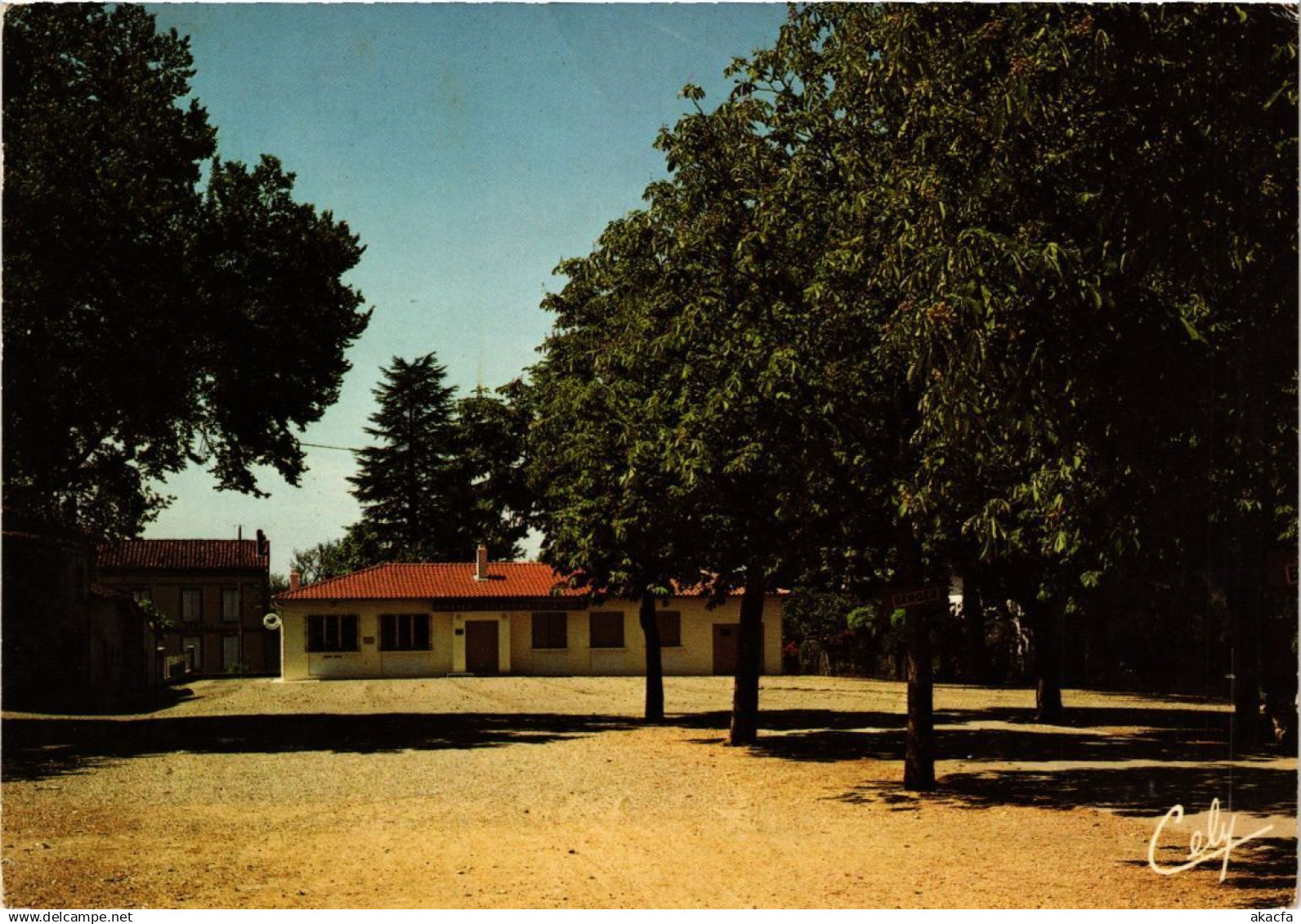 CPM VILLEBRUMIER - La Place de la Mairie et la Poste (216697)