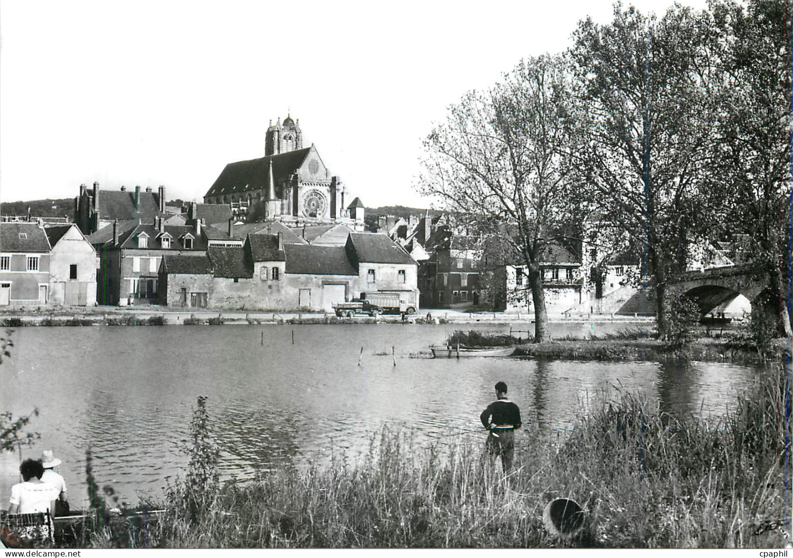 CPM Villeneuve sur Yonne Bords de l'Yonne Peche Pecheur