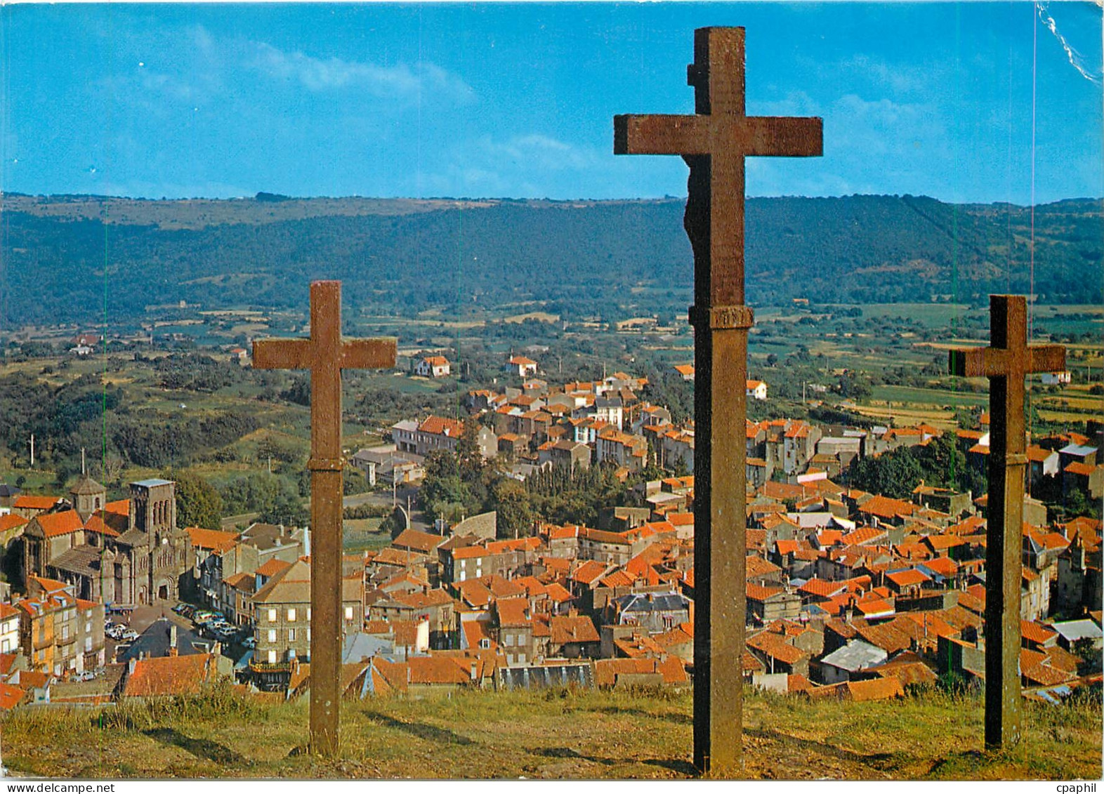 CPM Volvic (P de D) Calvaire N D de la Garde et panorama sur la ville