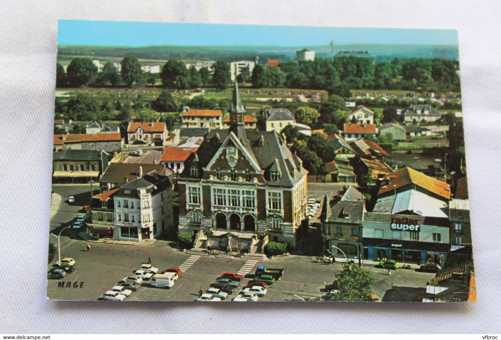 Cpm, Vouziers, l'hôtel de ville, Ardennes 08