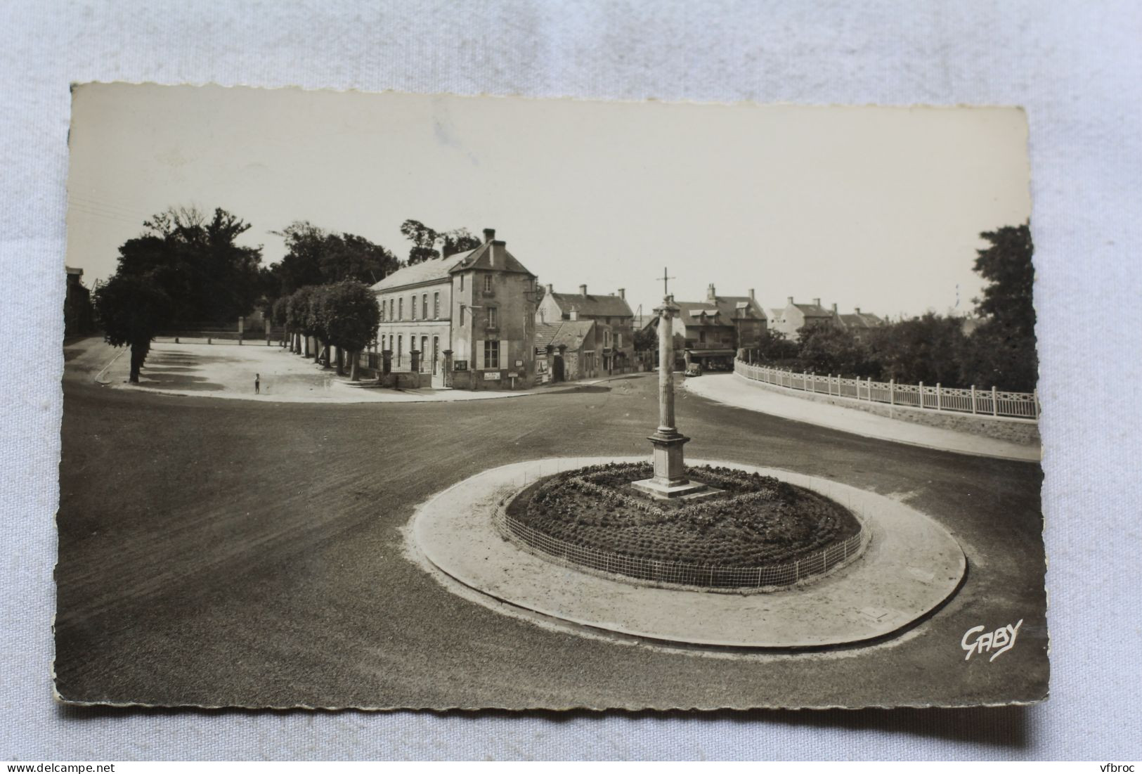 Cpsm 1955, Courseulles sur mer, place de la mairie, Calvados 14