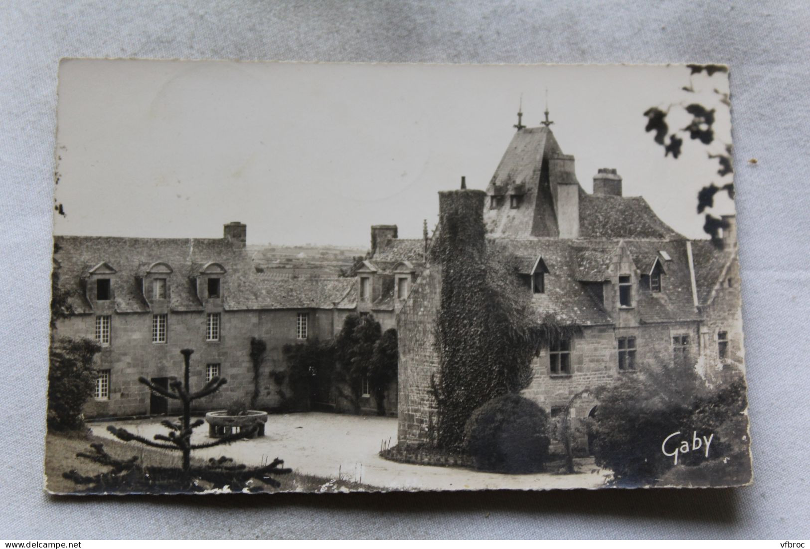 Cpsm 1957, Cleder, l'entrée du manoir de Tronjoly, Finistère 29