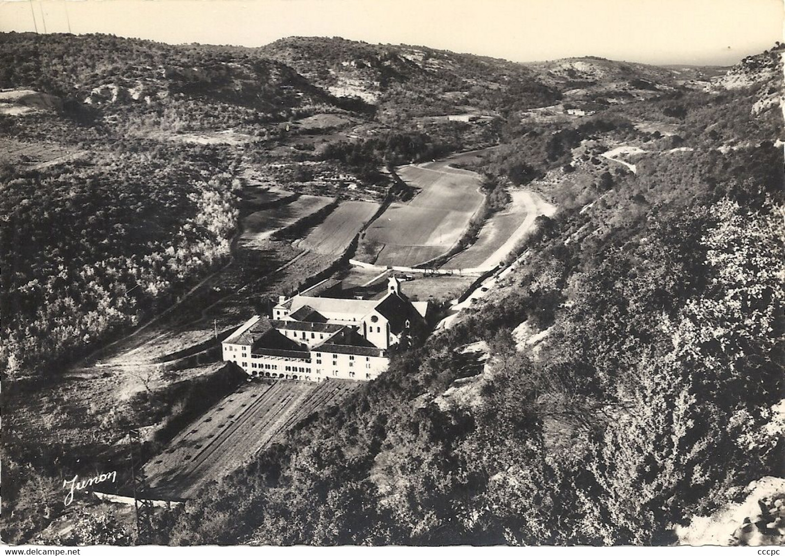 CPSM Abbaye Cistercienne de Senanque près Gordes vue générale