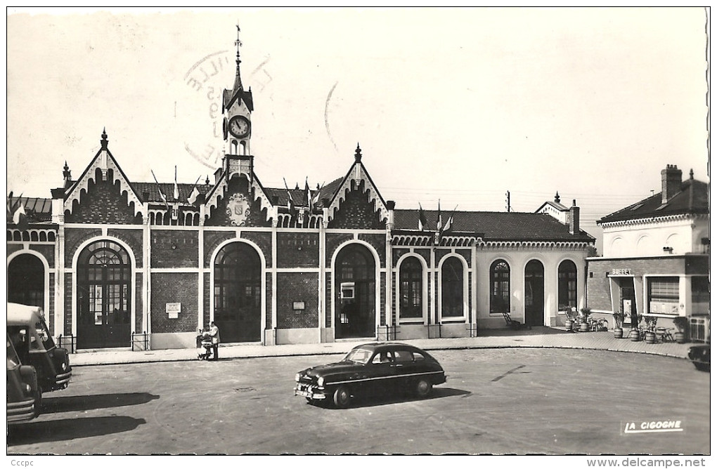 CPSM Abbeville - La Gare voiture ancienne