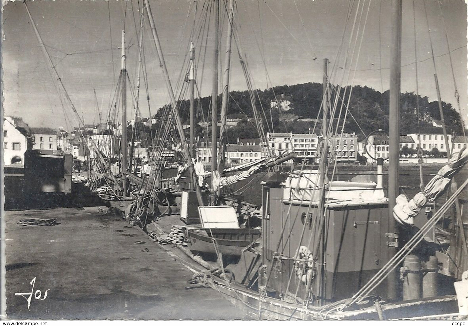 CPSM Audierne Thoniers et Sardiniers le long du Quai