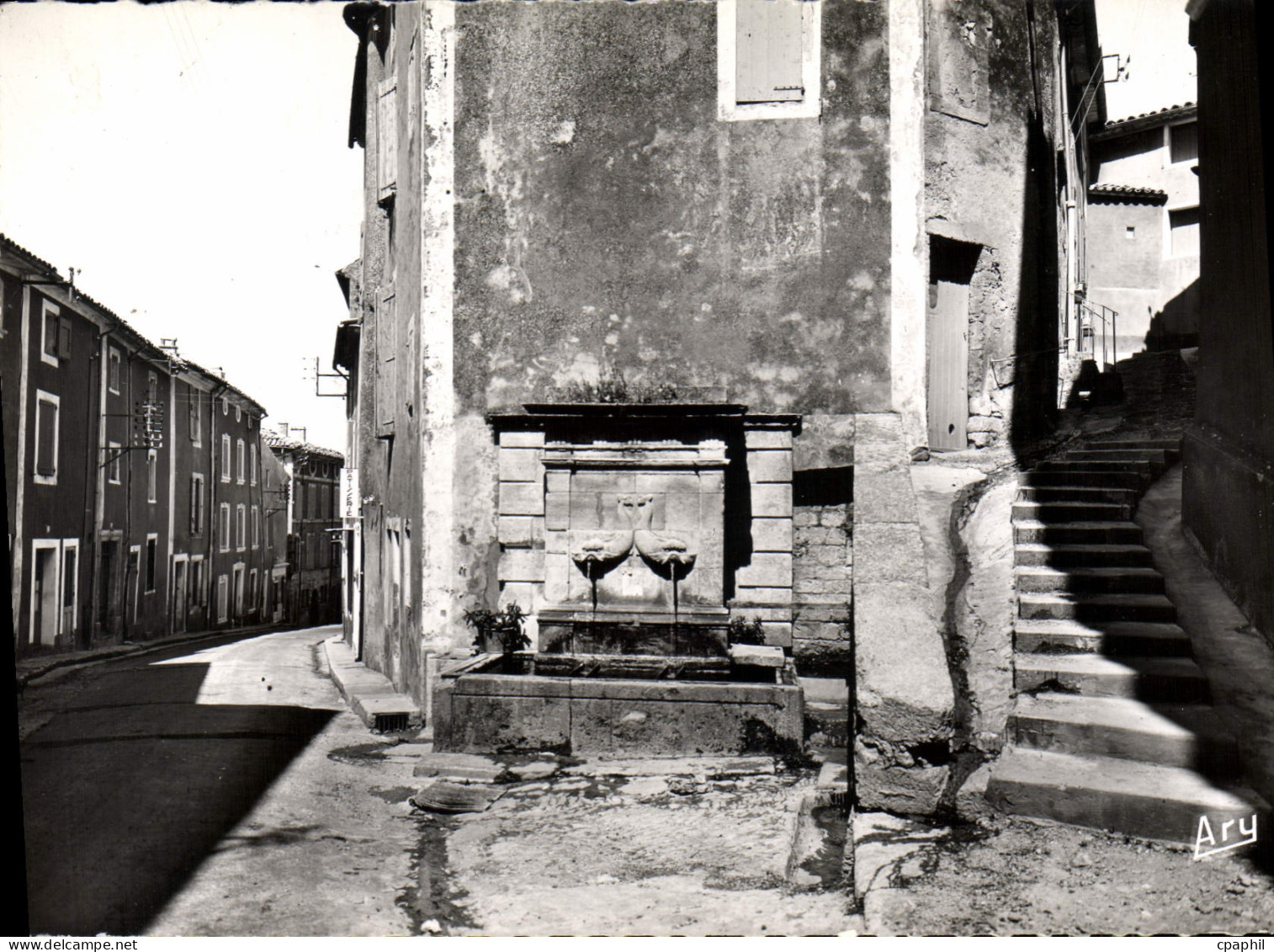 CPSM Bonnieux Rue De La Republique Et Grande Fontaine