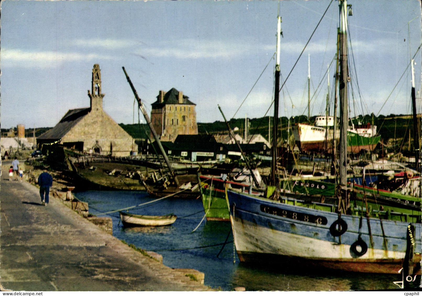 CPSM Camaret sur Mer Finistere la chapelle Notre Dame de Rocamadour le chateau de Vauban sur le Sill
