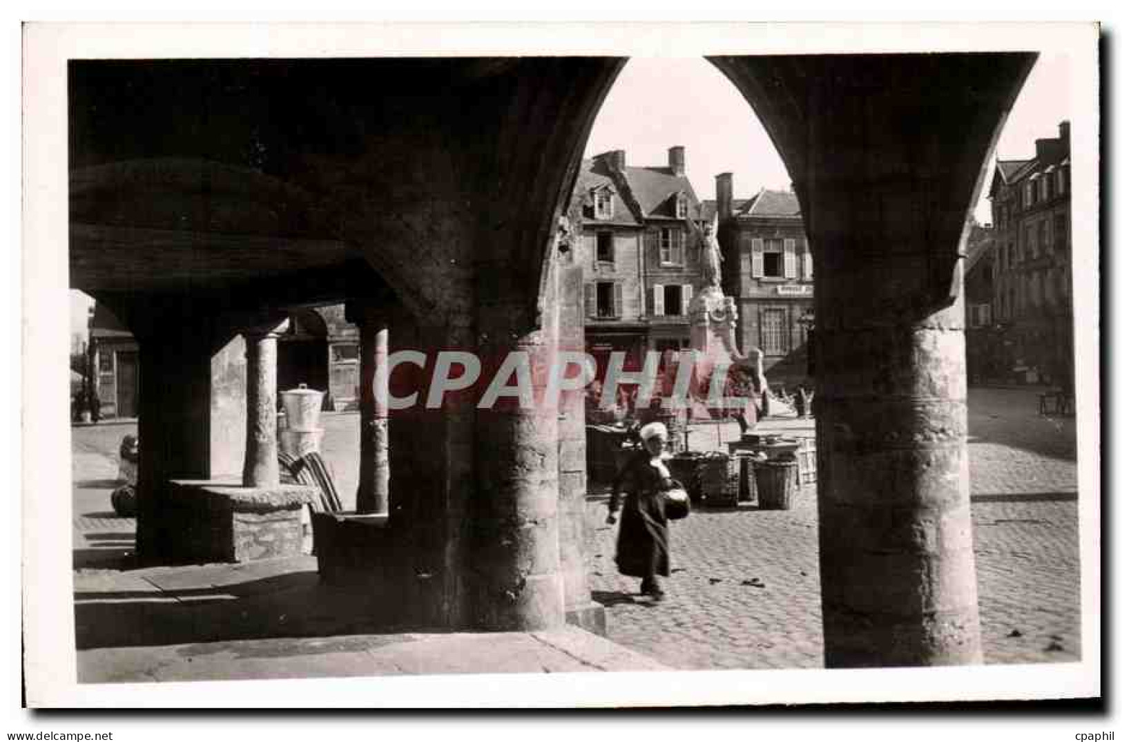 CPSM Carentan Un Coin Pittoresque de la place de la Republique