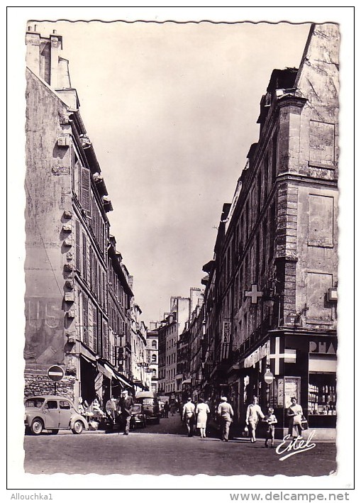 CPSM CARTE POSTALE DE PARIS V RUE MOUFFTARD. VOILA COMMENT C´ETAIT AVANT !!! 4 cv voiture automobile